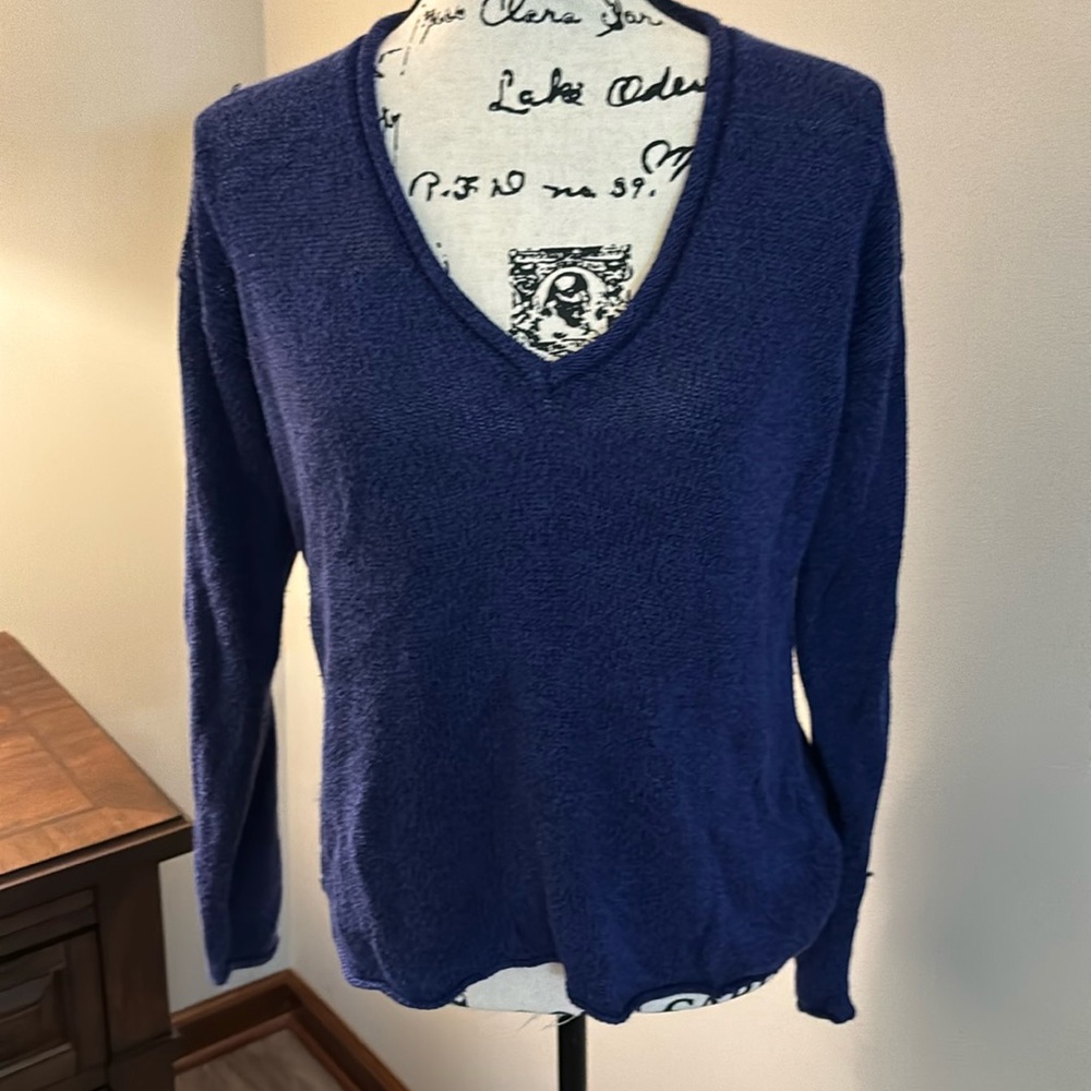 Chico’s V-neck Blue sweater, long sleeves, perfect for spring! Size 1 or Medium